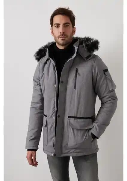 Erkek Montları Karşılaştırması: Peluş Astarlı ve Nakış Detaylı Modellerin Özellikleri