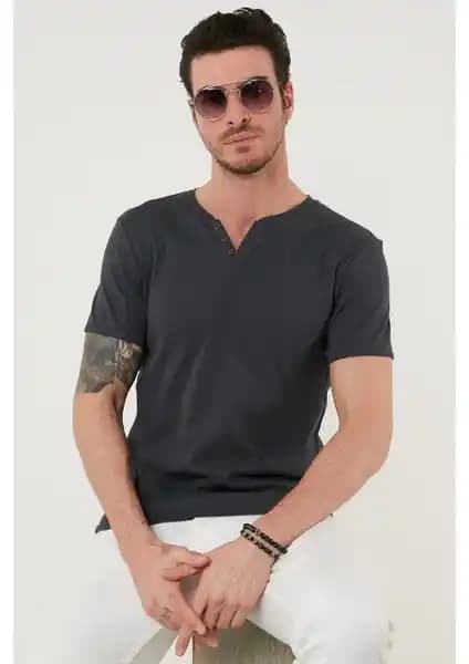 Erkek Tişörtleri Karşılaştırması: Pamuklu Slim Fit ve Esnek Kumaş Modelleri