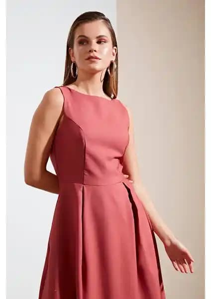 Kadın Günlük Şık Elbise Karşılaştırması: Klasik ve Modern Tasarımlar