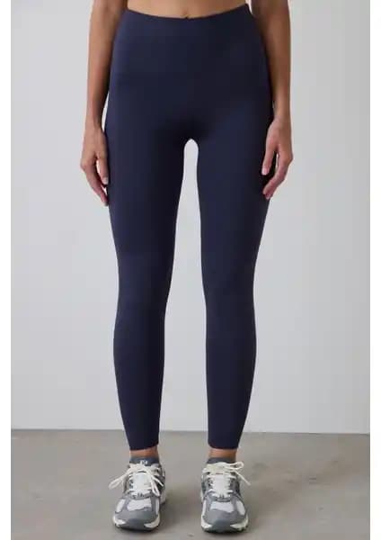 Lacivert Spor Tayt Karşılaştırması: Penti Soft Feel ve Los Ojos Modelleri Analizi