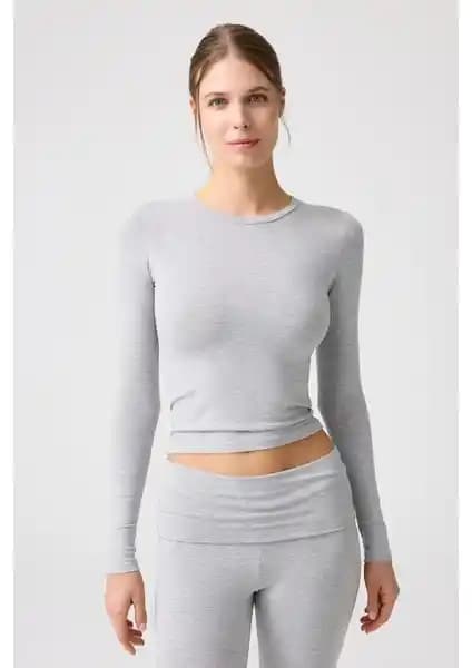 Los Ojos x Melodi Gri Melanj Kısa Bluz ve Mai Durres Füme Oversize Gömlek Karşılaştırması