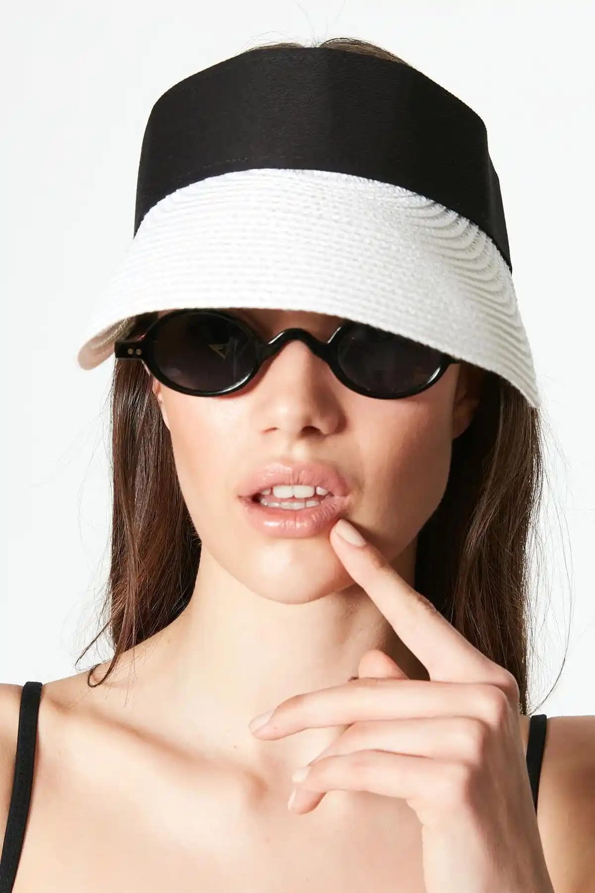 C&CITY Beyaz Hasır Plaj Şapkası Güneş Koruyucu ve Şık Yaz Aksesuarı