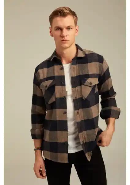 Cool Tarz Erkek Kahverengi Ekose Slim Fit Düğmeli Yaka Çift Cepli Gömlek