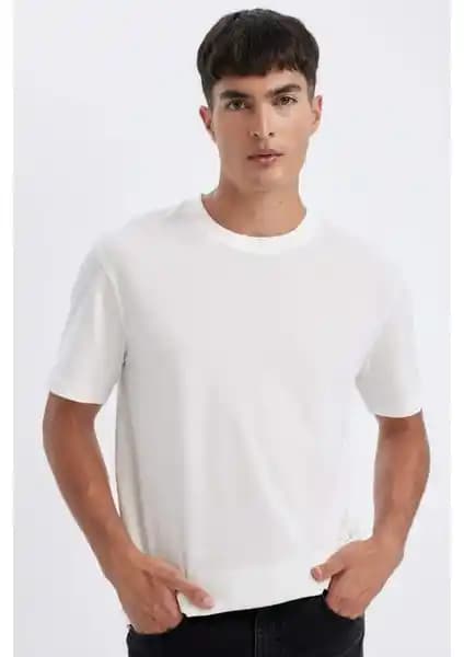 DeFacto %100 Pamuk Beyaz Tişört Modern Tasarım ve Rahat Kesim Özellikleriyle