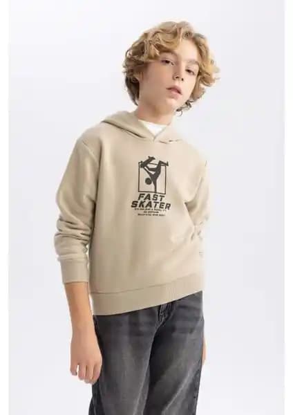 DeFacto Erkek Çocuk Baskılı Kapüşonlu Sweatshirt: Şıklık ve Konforun Buluşması