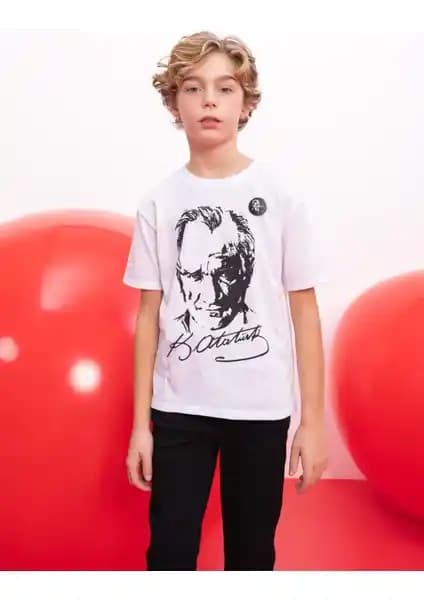 DeFacto Erkek Çocuk Bisiklet Yaka Atatürk Baskılı Tişörtü Modern ve Rahat Tasarım
