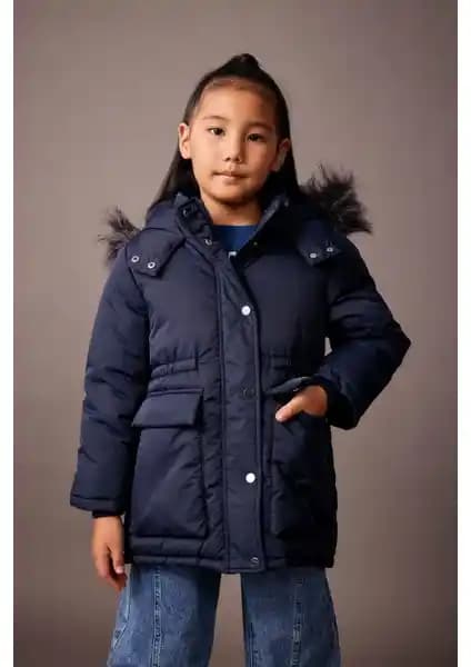 DeFacto Kız Çocuk Su İtici Kapüşonlu Montu Şıklık ve Konforu Bir Arada Sunar