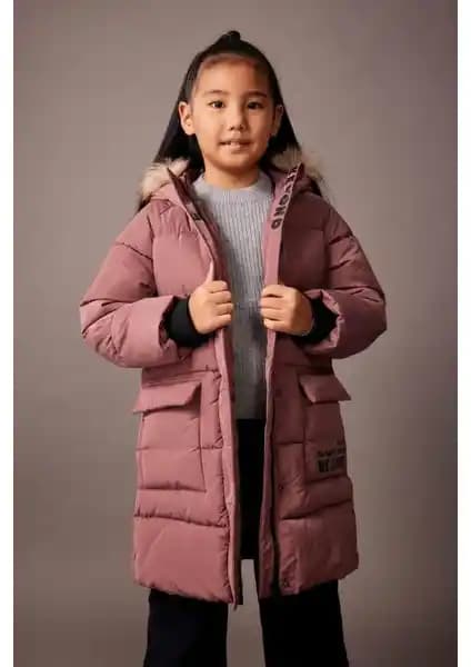 DeFacto Kız Çocuk Su İtici Kürklü Kapüşonlu Uzun Kabanı Şıklık ve Fonksiyonelliğin Birleşimi