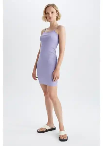 DeFacto Regular Fit Askılı Yazlık Mini Elbise: Şıklık ve Rahatlığın Modern Buluşması