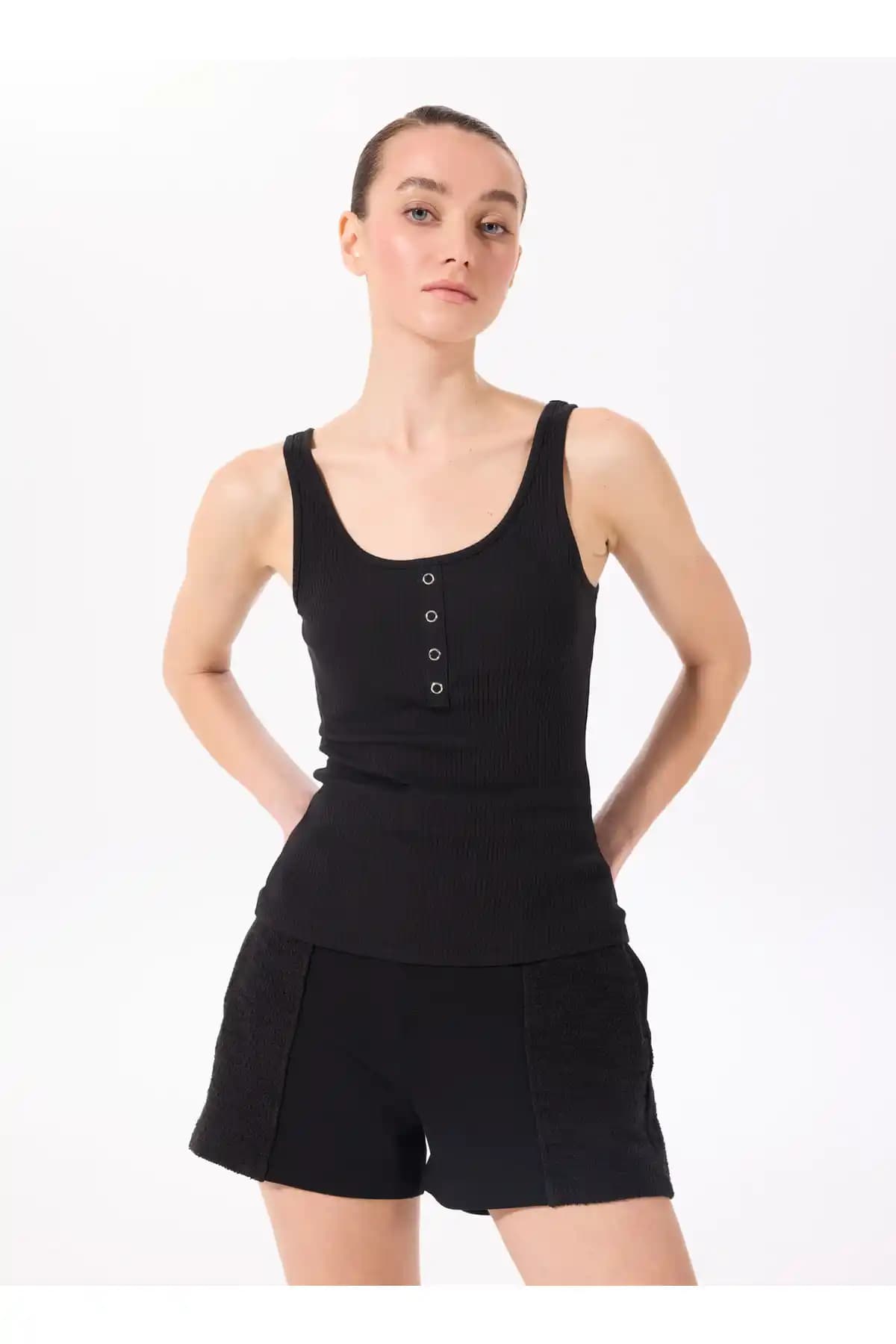 Fabrika U Yaka Fitilli Siyah Kadın Atlet: Şıklık ve Konforun Modern Buluşması