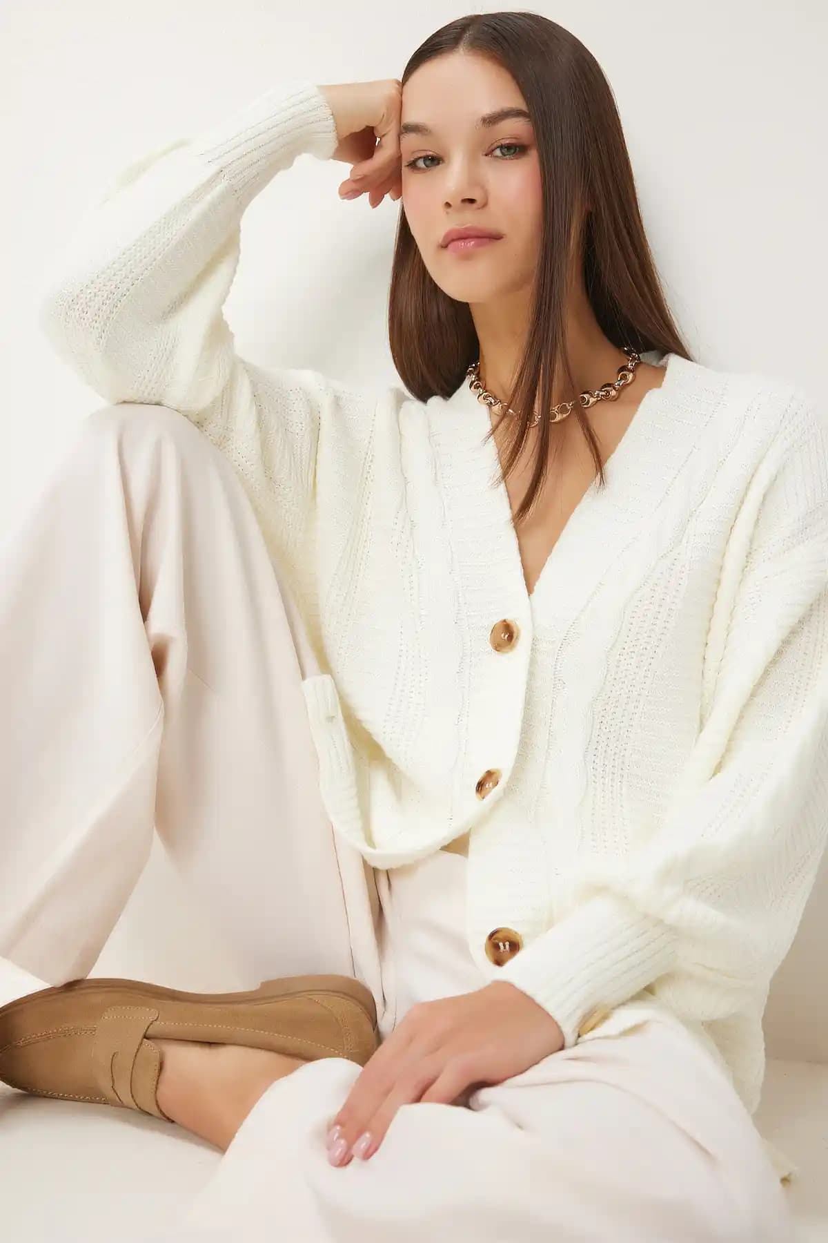 Happiness İstanbul Kadın Ekru Balon Kollu Salaş Triko Hırka Modern ve Şık Günlük Giyim Seçeneği