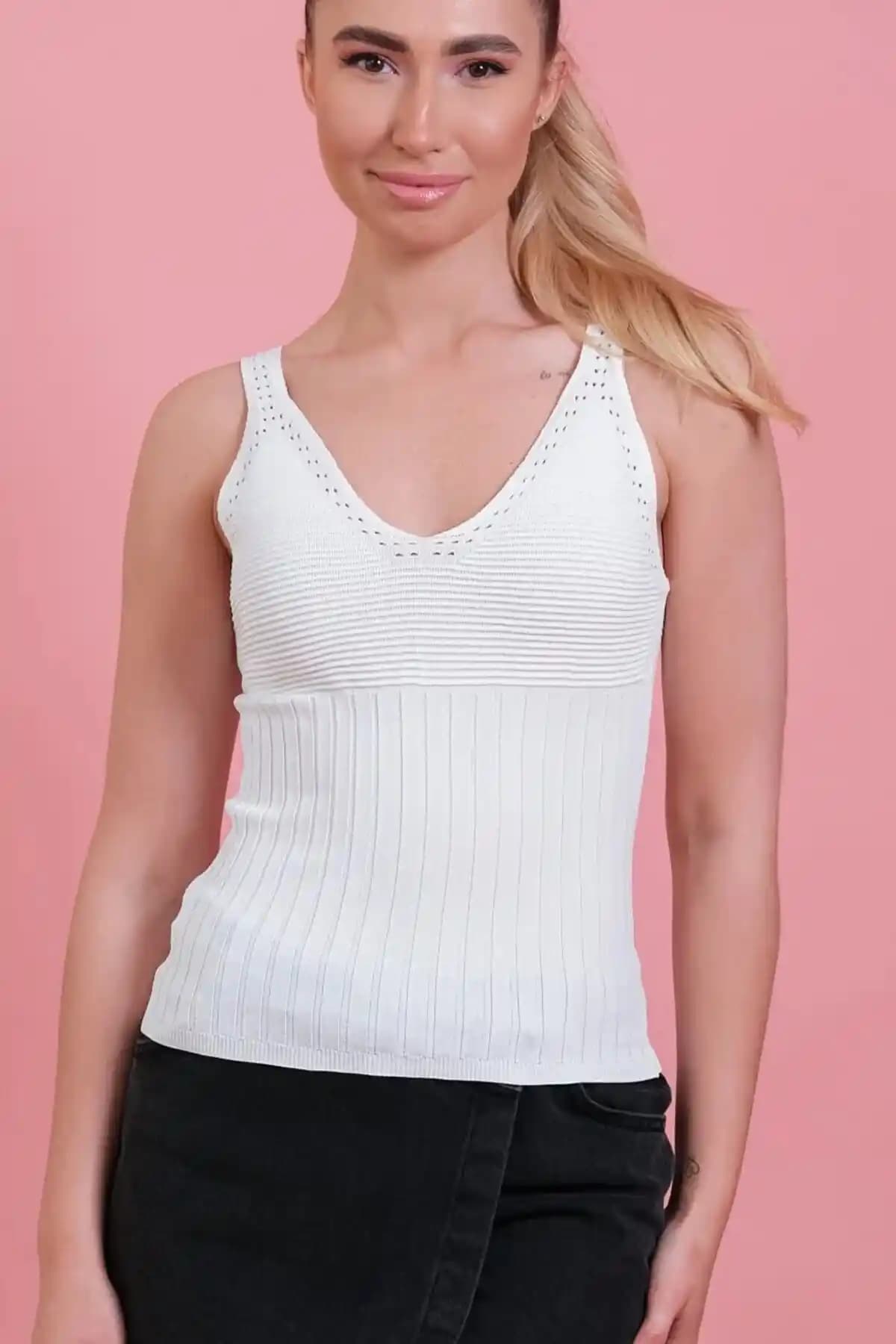 HayalGecesi Kadın Beyaz Gofre Detaylı Askılı Bluz Modern ve Şık Tasarım Özellikleriyle