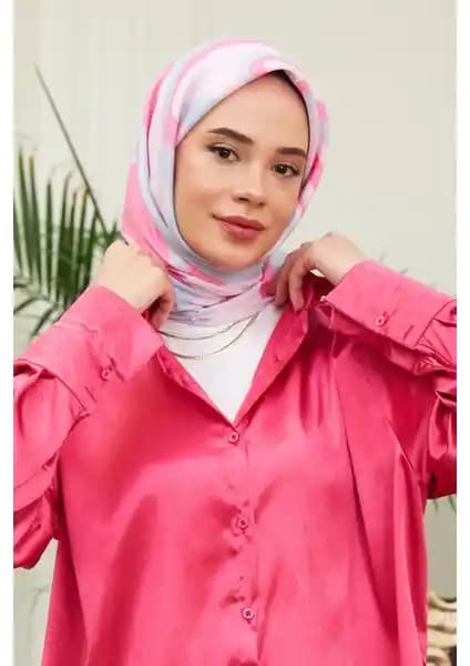 İpekhan Twist Soft Mavi Pamuk Viskon Eşarp: Şıklık ve Konfor Sunan Çok Yönlü Aksesuar