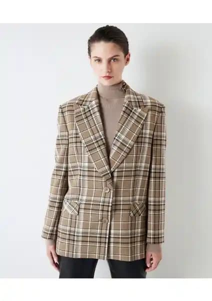 İpekyol Ekose Desen Blazer ile Şıklık ve Kaliteyi Bir Arada Yakalayın