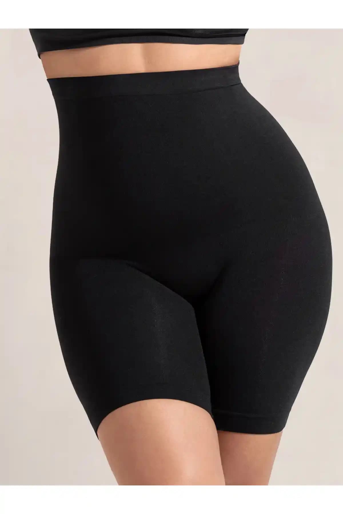 Irina Yüksek Bel Şort: Şıklık ve Konforu Bir Arada Sunan Modern Tasarım