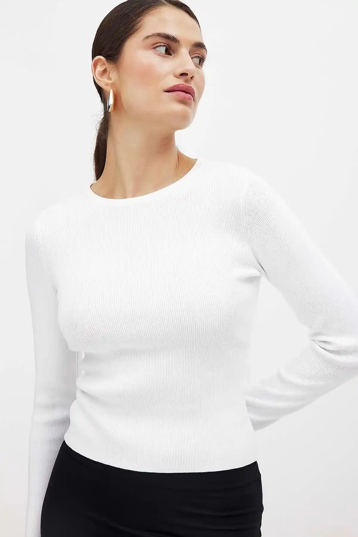 Kadın Beyaz Uzun Kollu Bisiklet Yaka T-shirt Bluz Modern ve Şık Tasarım