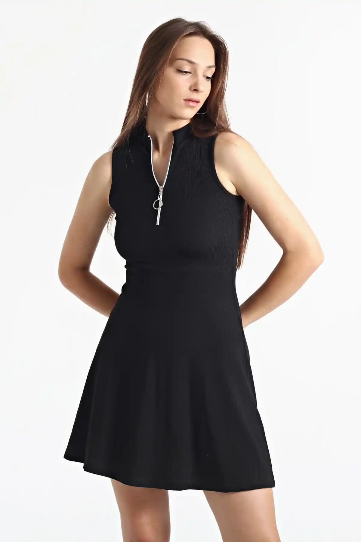 Kadın Siyah Fermuarlı Kolsuz Kloş Elbise Günlük ve Davet Şıklığı İçin Uygun