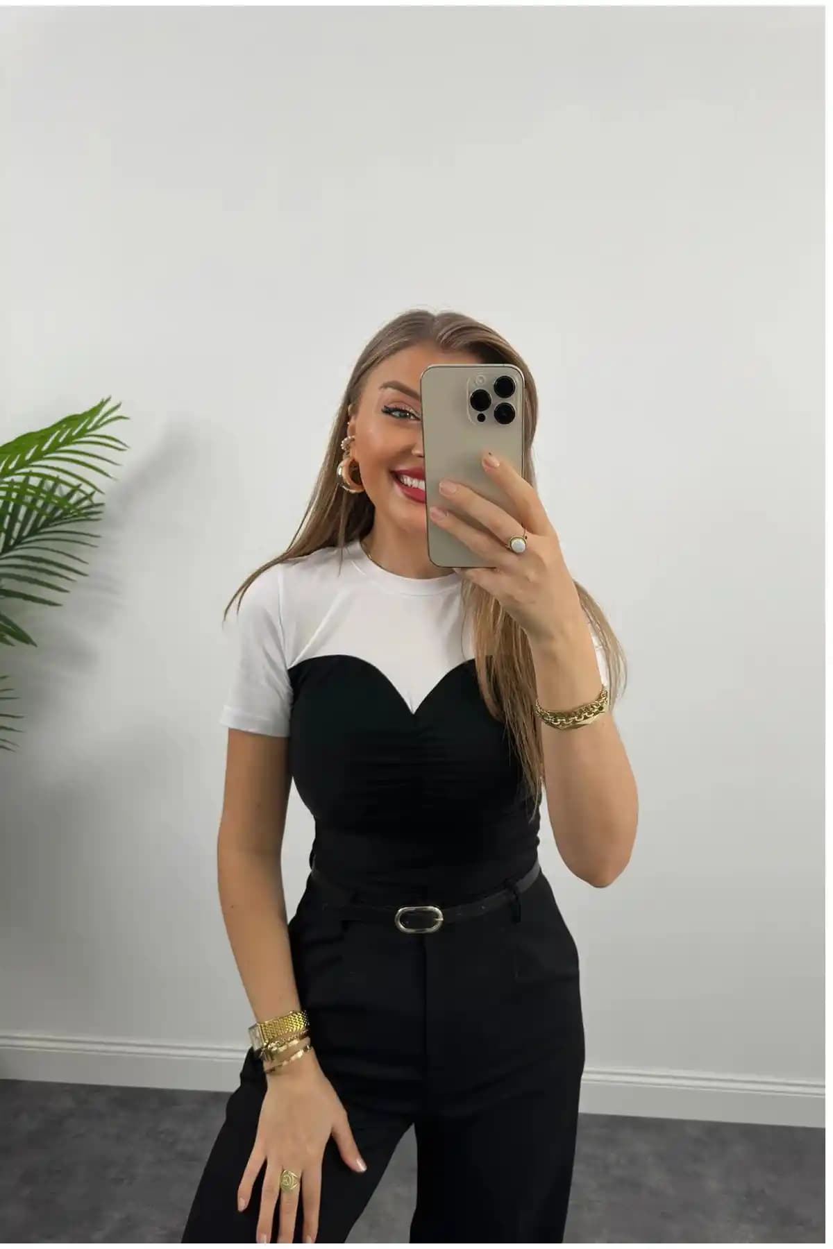 Khar Siyah Beyaz Drape Detaylı Pamuklu Bluz Günlük Şıklık ve Konfor Sunar