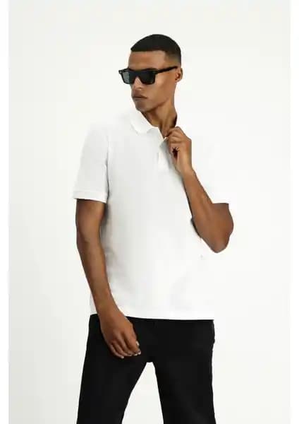 Kiğılı Polo Yaka Regular Fit Nakışlı Pamuk Tişört: Şıklık ve Konforun Modern Buluşması