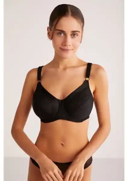 Kom Martina Siyah Sütyen: Şıklık ve Fonksiyonellik Sunan Küçük Göğüslü Kadınlar İçin Tasarım