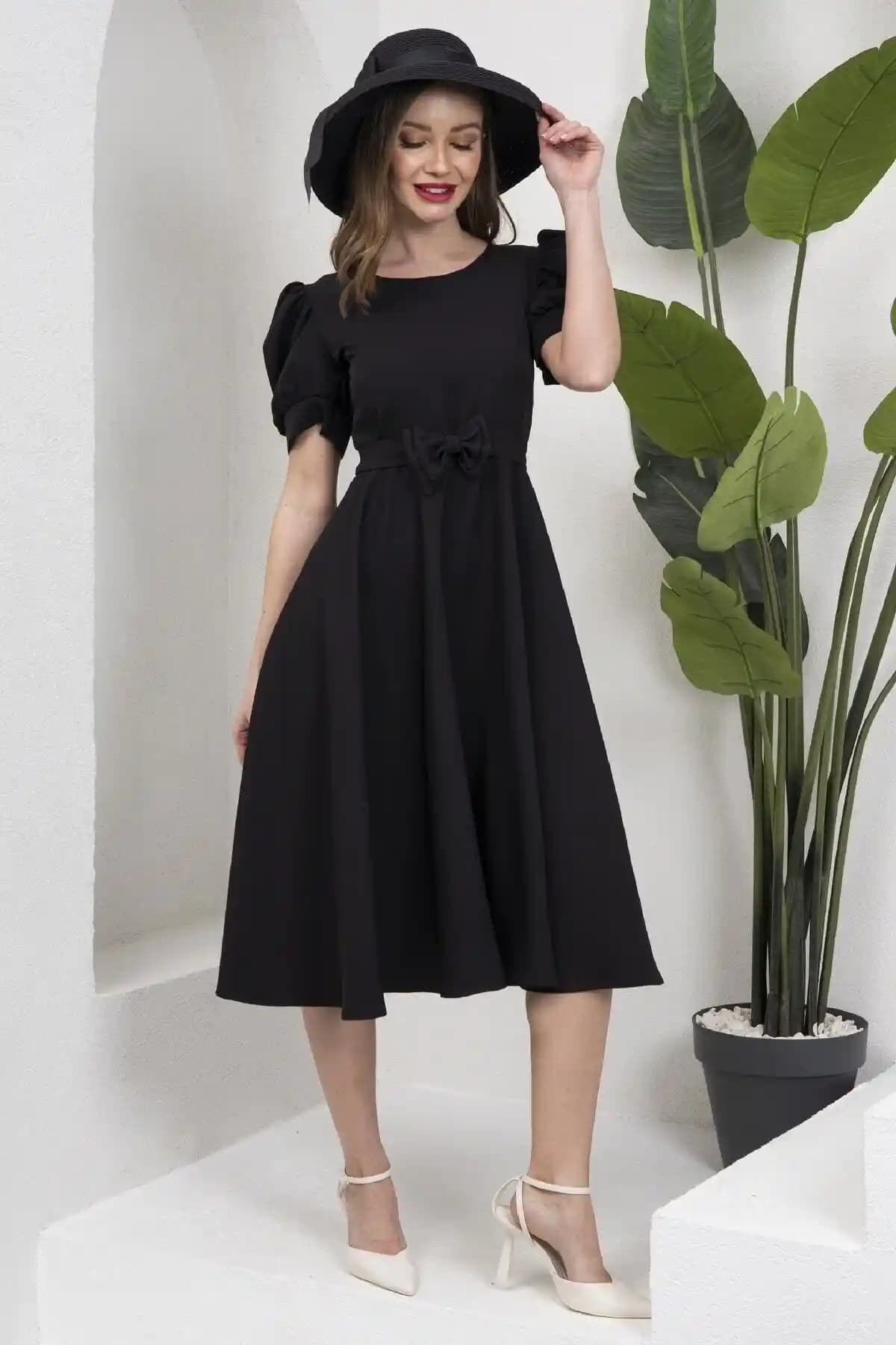 Küçüğüm Butik Siyah Krep Kloş Midi Boy Elbise Modern Kadınlar İçin Şık ve Rahat Tasarım