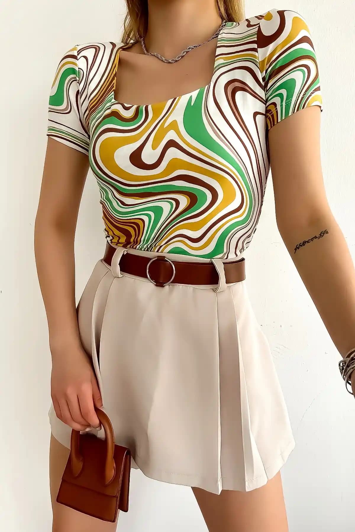 LACHT Kadın Kısa Kol Kare Yaka Ekru Krema Desen Bluz Modern ve Şık Tasarım