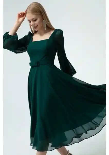 Lafaba Zümrüt Yeşili Kare Yaka Kemerli Midi Şifon Abiye Elbise Özellikleri ve Tasarımı