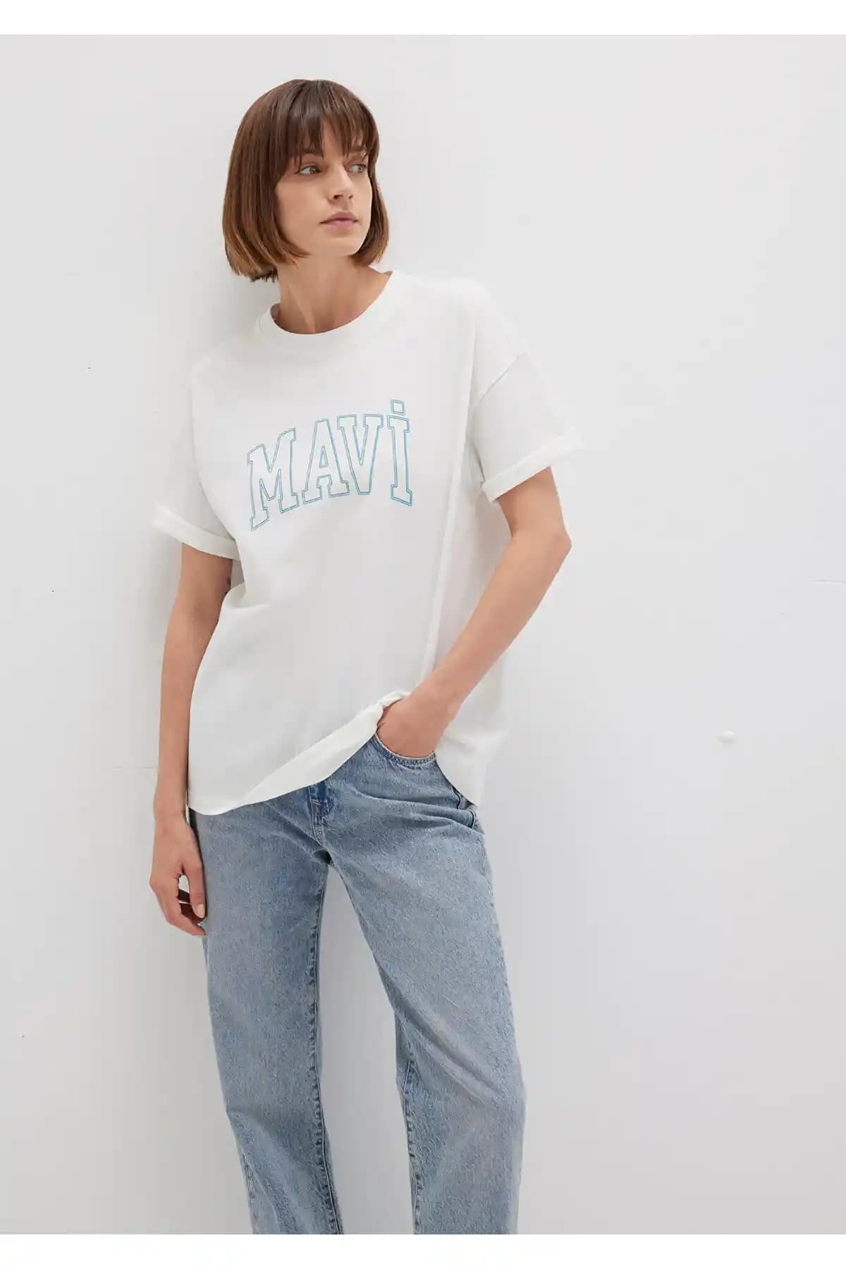 Mavi Logo Baskılı Beyaz Tişört Günlük Şıklık ve Konfor Sunan Modern Tasarım