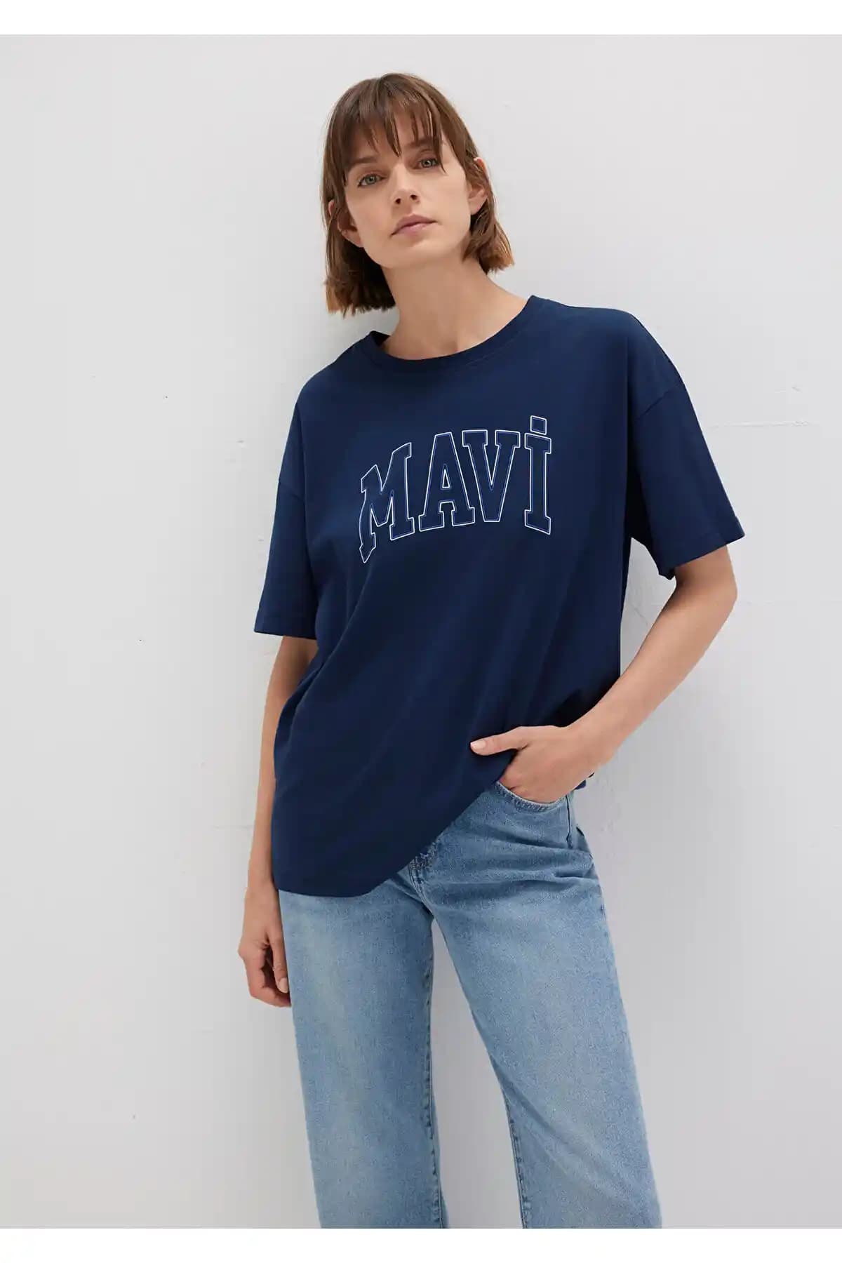 Mavi Logo Baskılı Lacivert Tişört Günlük Kullanım ve Moda Trendleri