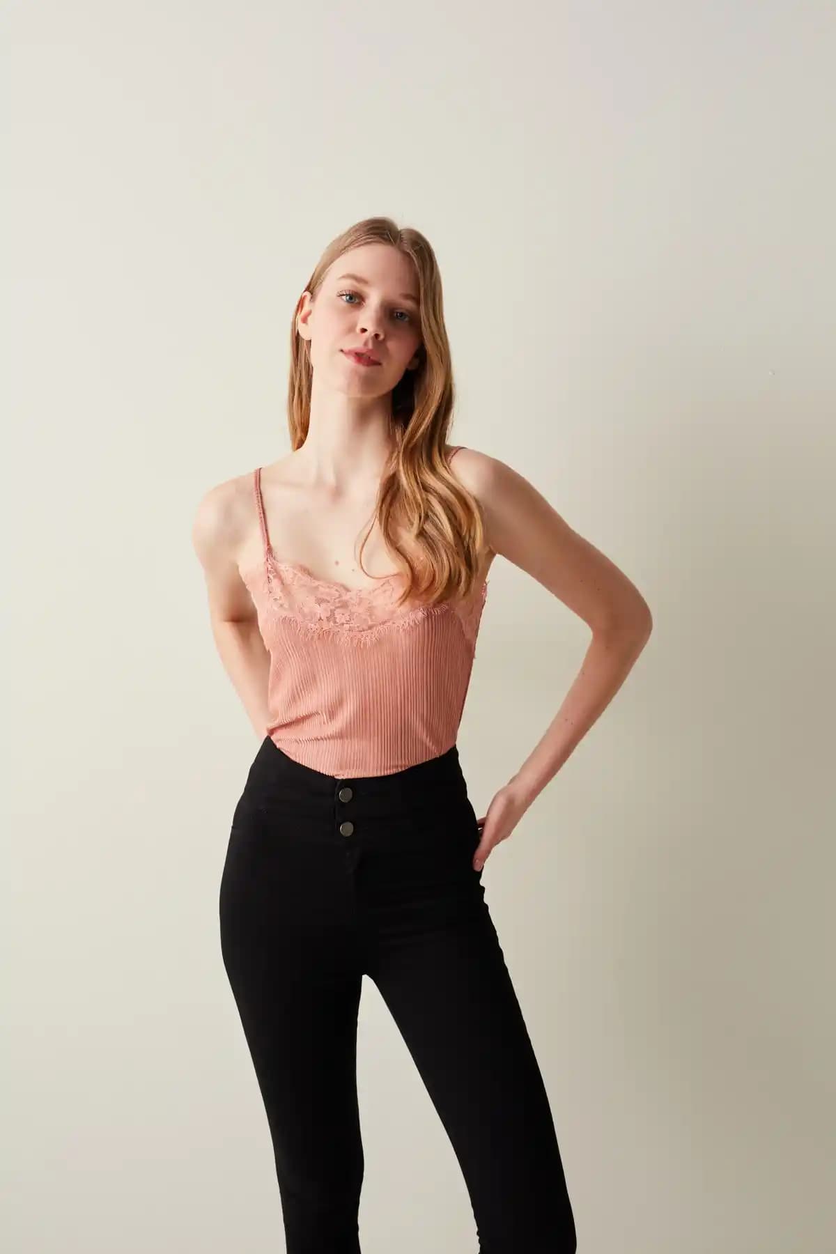 Penti Dantel Atlet: Şık ve Rahat Günlük İç Giyim Parçası Özellikleri ve Bakım Talimatları