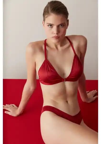 Penti Kırmızı Vero Back Detail Sütyen: Estetik ve Konforu Bir Arada Sunan Tasarım