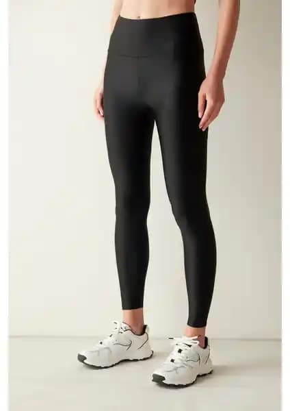 Penti Siyah Parlak Tayt: Modern ve Şık Tasarım ile Günlük ve Özel Kullanım İçin