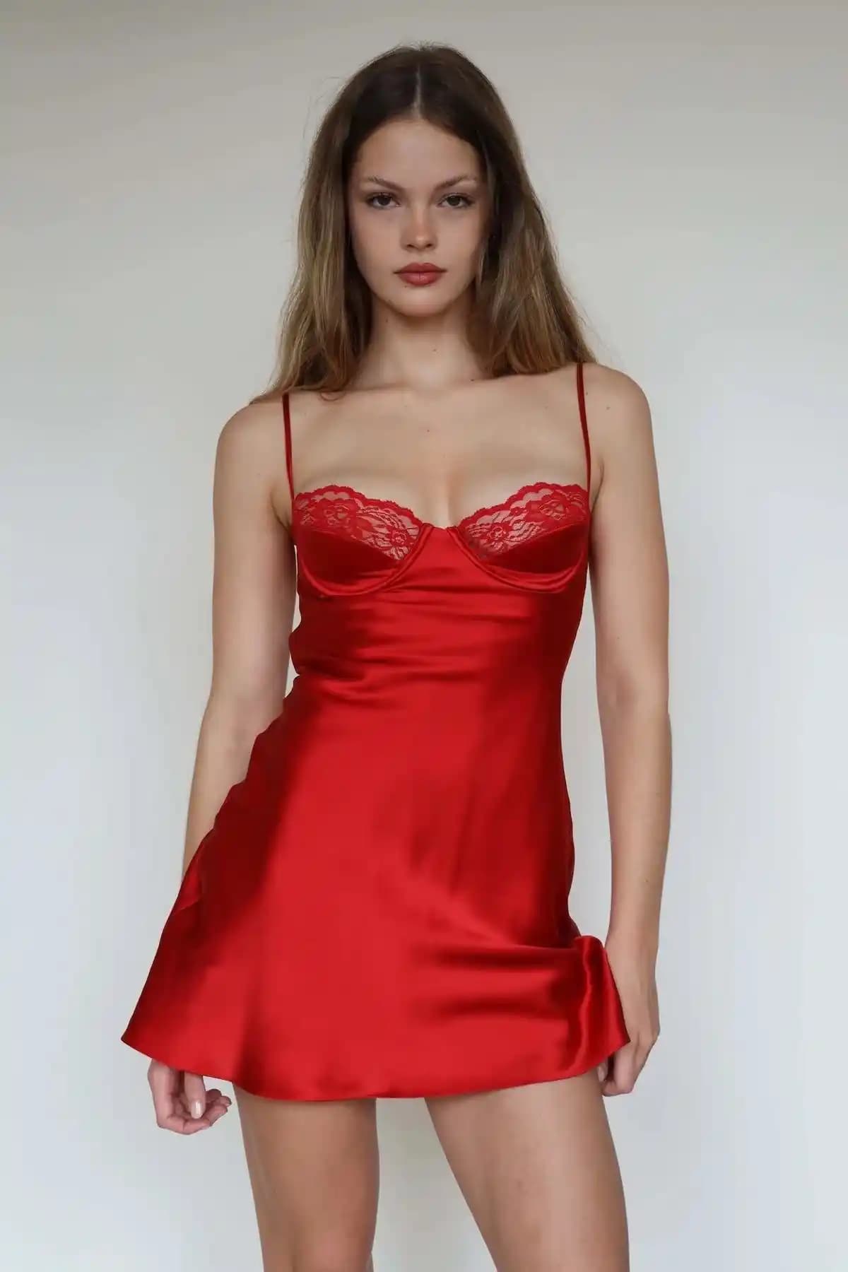 SanalBarkod Kırmızı Saten Balenli Gecelik: Şıklık ve Konforun Buluşması