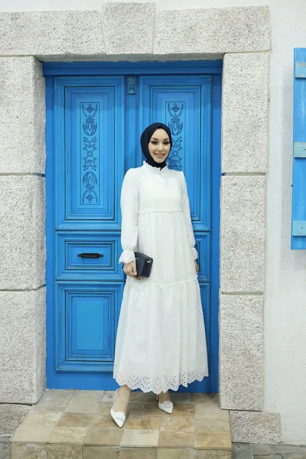 She Olive Beyaz Püsküllü Güpürlü Tesettür Elbise: Şıklık ve Konforun Mükemmel Buluşması