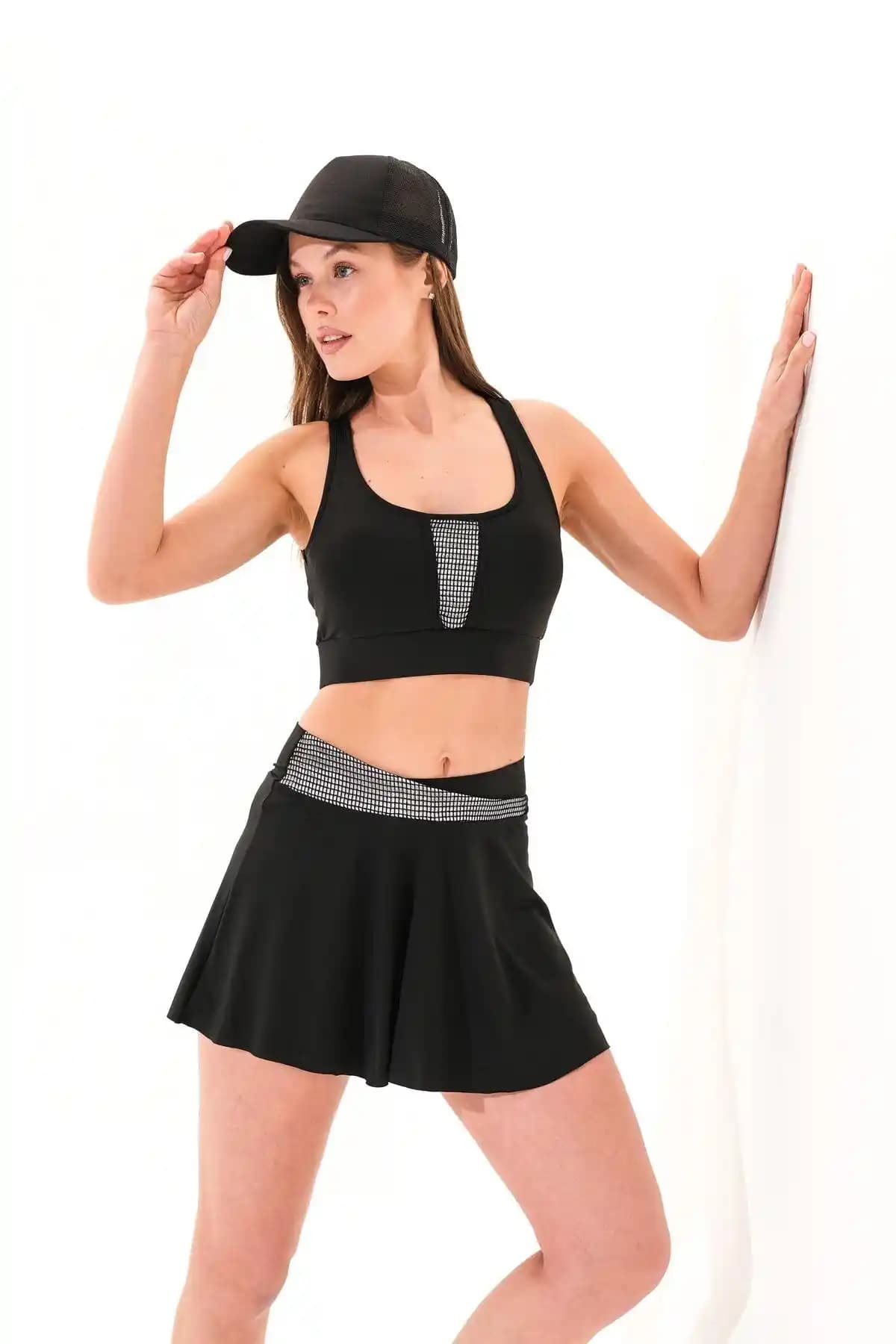 Şık ve Rahat Crop Mayo Modelleri Siyah ve Beyaz Renk Seçenekleriyle