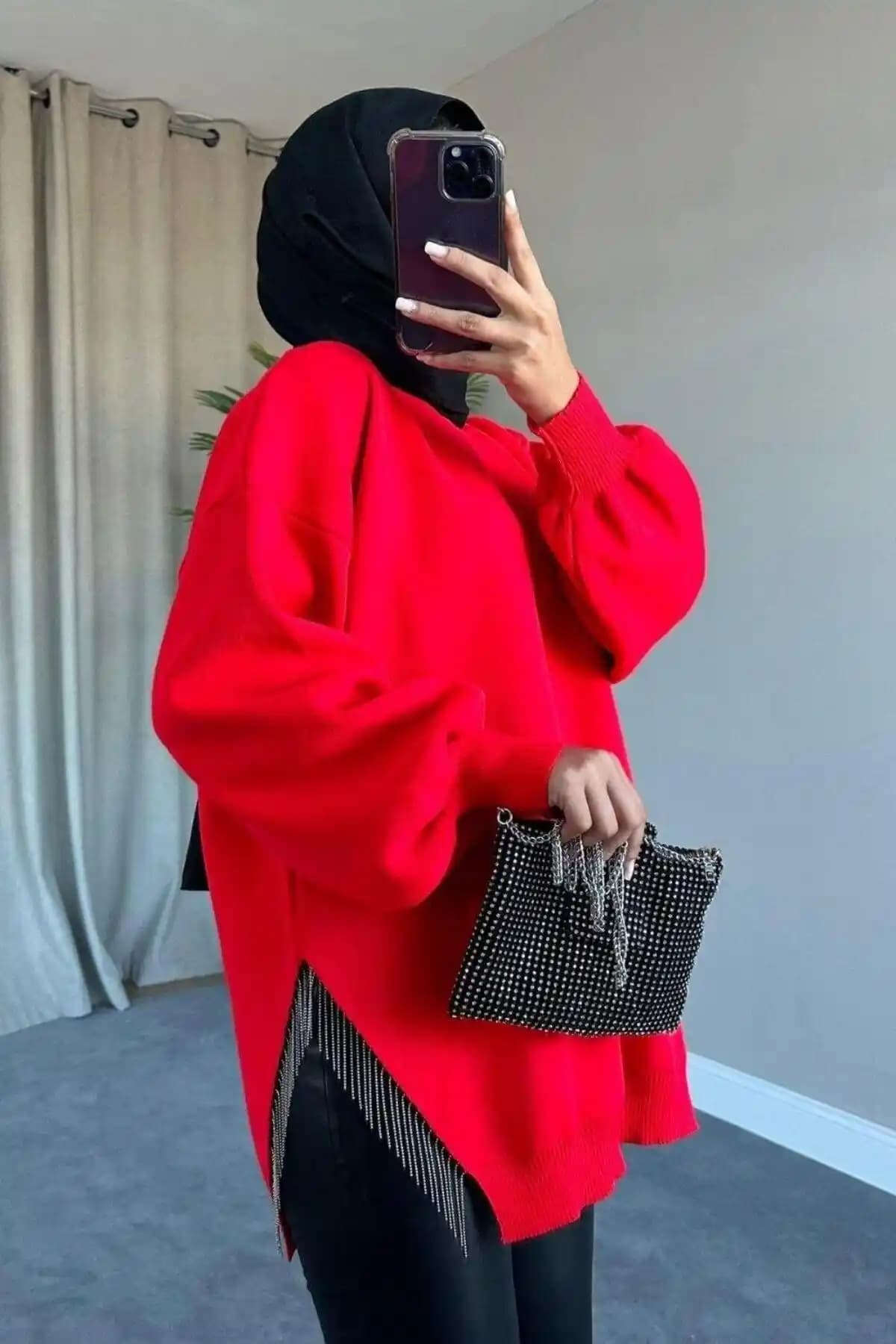 Şule Giyim'in Locamz Yani Kırmızı Zincirli Triko Kazak ile Şıklık ve Konfor Bir Arada