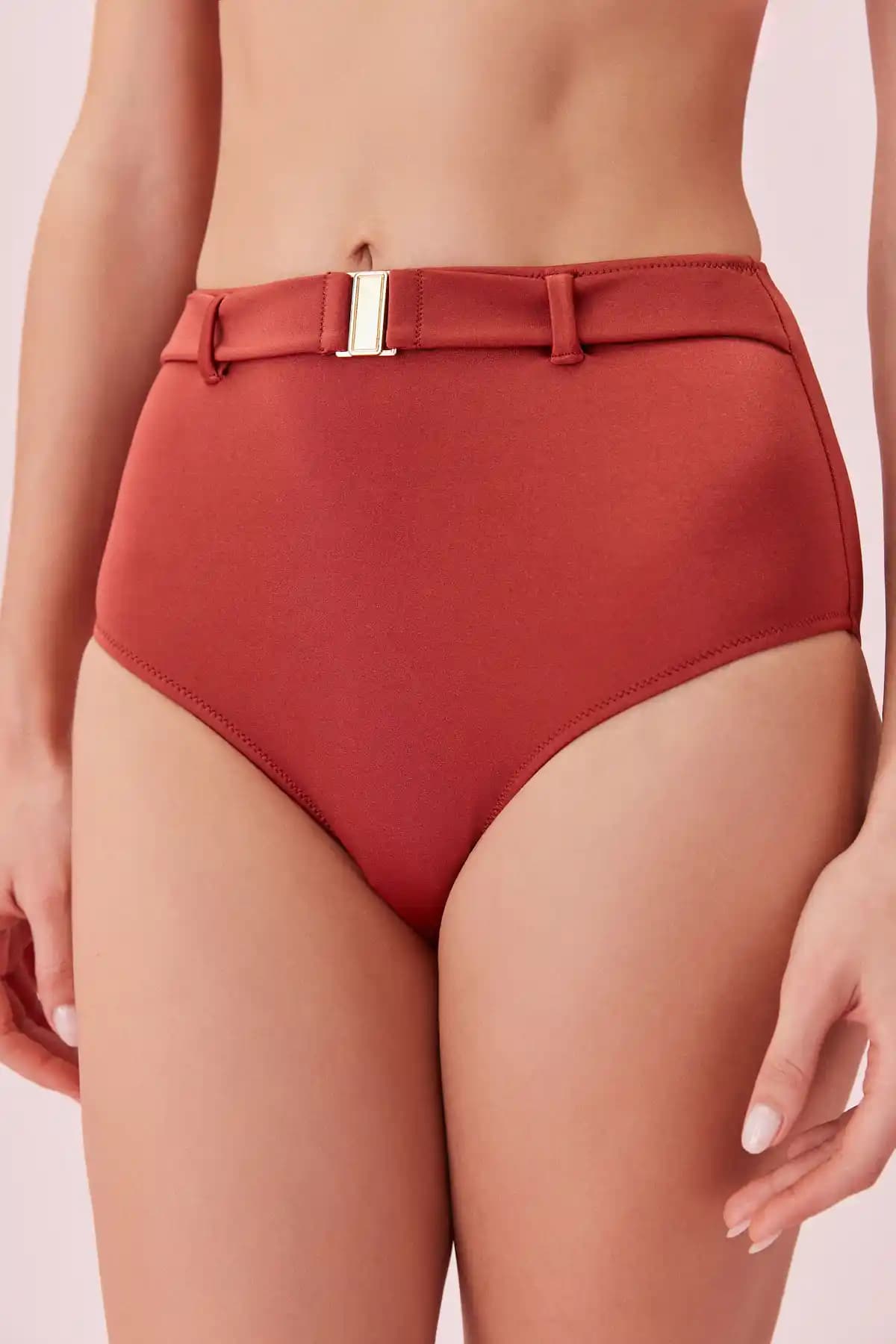 Suwen Yüksek Bel Kemerli Bikini Altı: Yazın Şıklığını ve Konforunu Sunan Tasarım