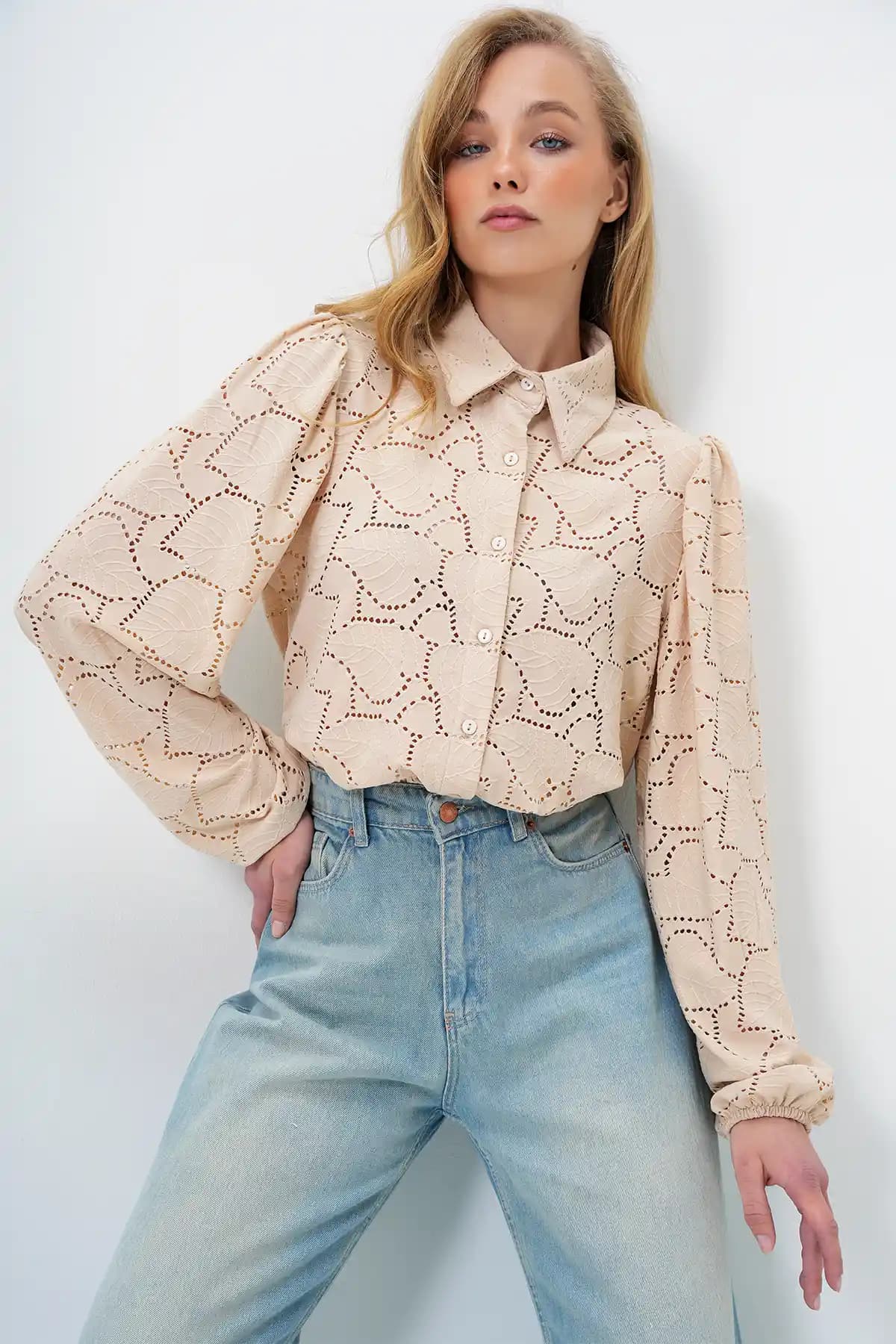Trend Alaçatı Stili Kadın Bej Güpür Dokuma Premiyum Gömlek: Zarif ve Şık Tasarım
