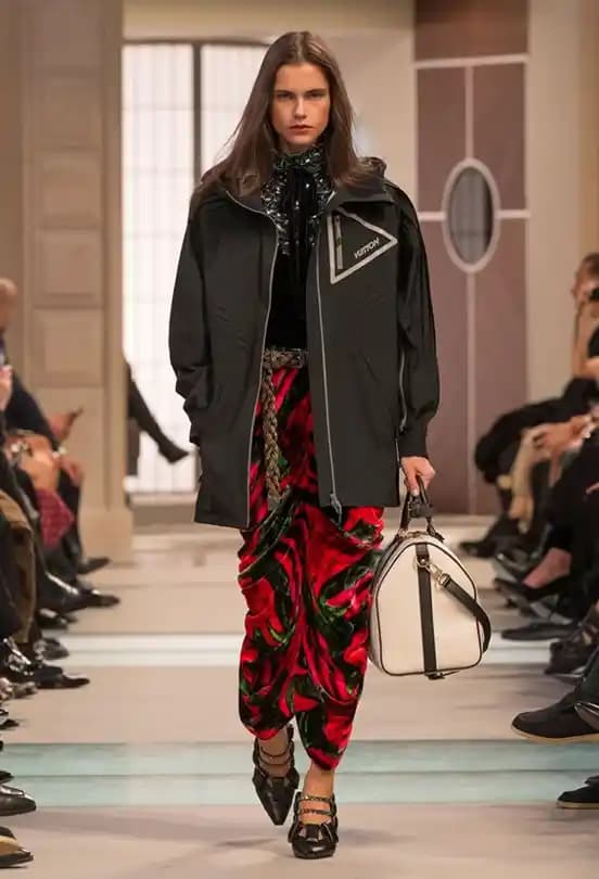 2025 Sonbahar Moda Trendleri: Louis Vuitton, Dior, Versace ve Bottega Veneta Koleksiyon Analizi