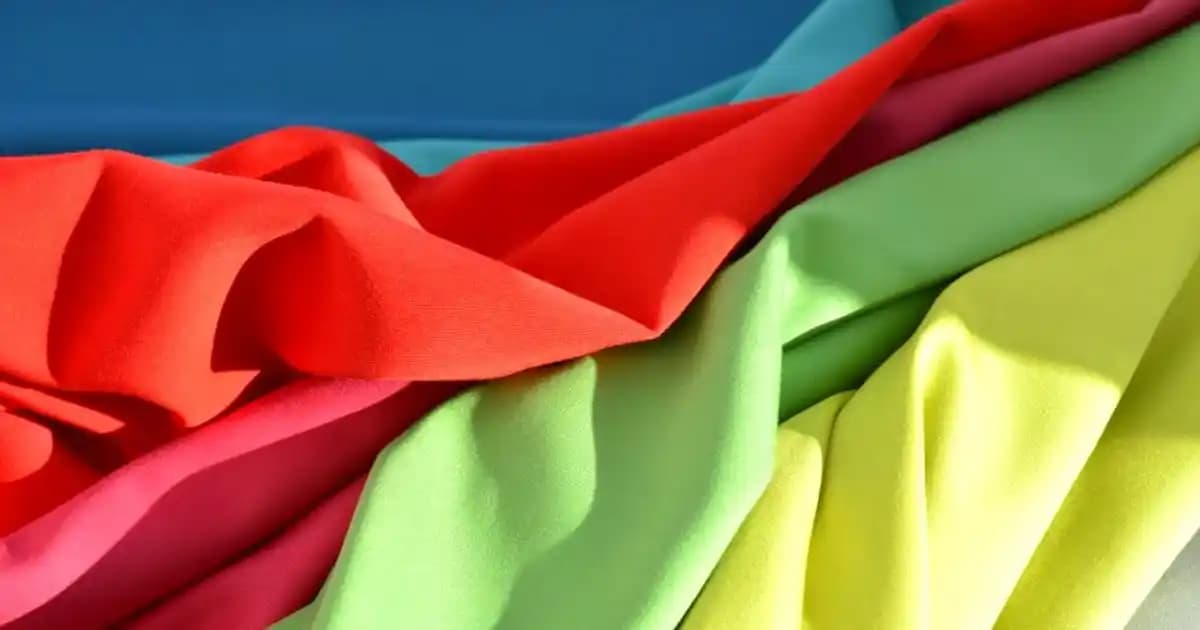 Akrilik Kumaşların Yüksek Fiyatlandırma Nedenleri ve Moda Sektöründeki Rolü