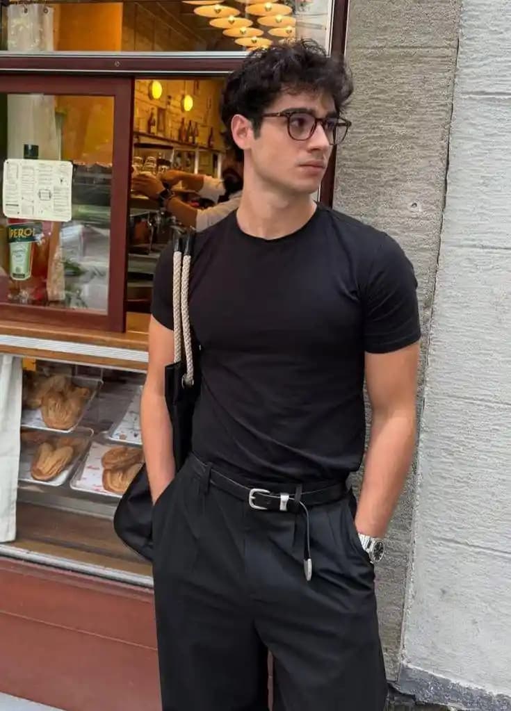 Bilekleri Saran ve Bel Bölgesinde Rahat Kısa Kesim Düz Tişört Seçimi İçin Kumaş ve Kesim Önerileri