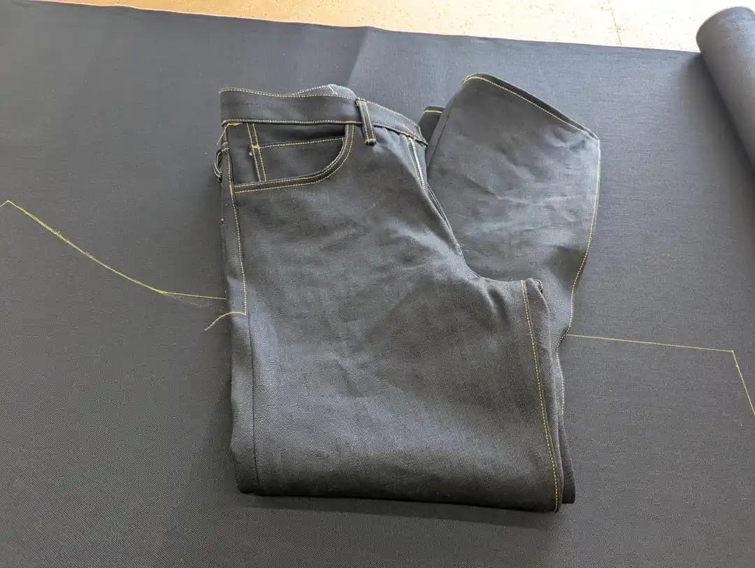 El Yapımı Siyah Denim Pantolonlarda Redline ve Kontrast Dikiş Teknikleri