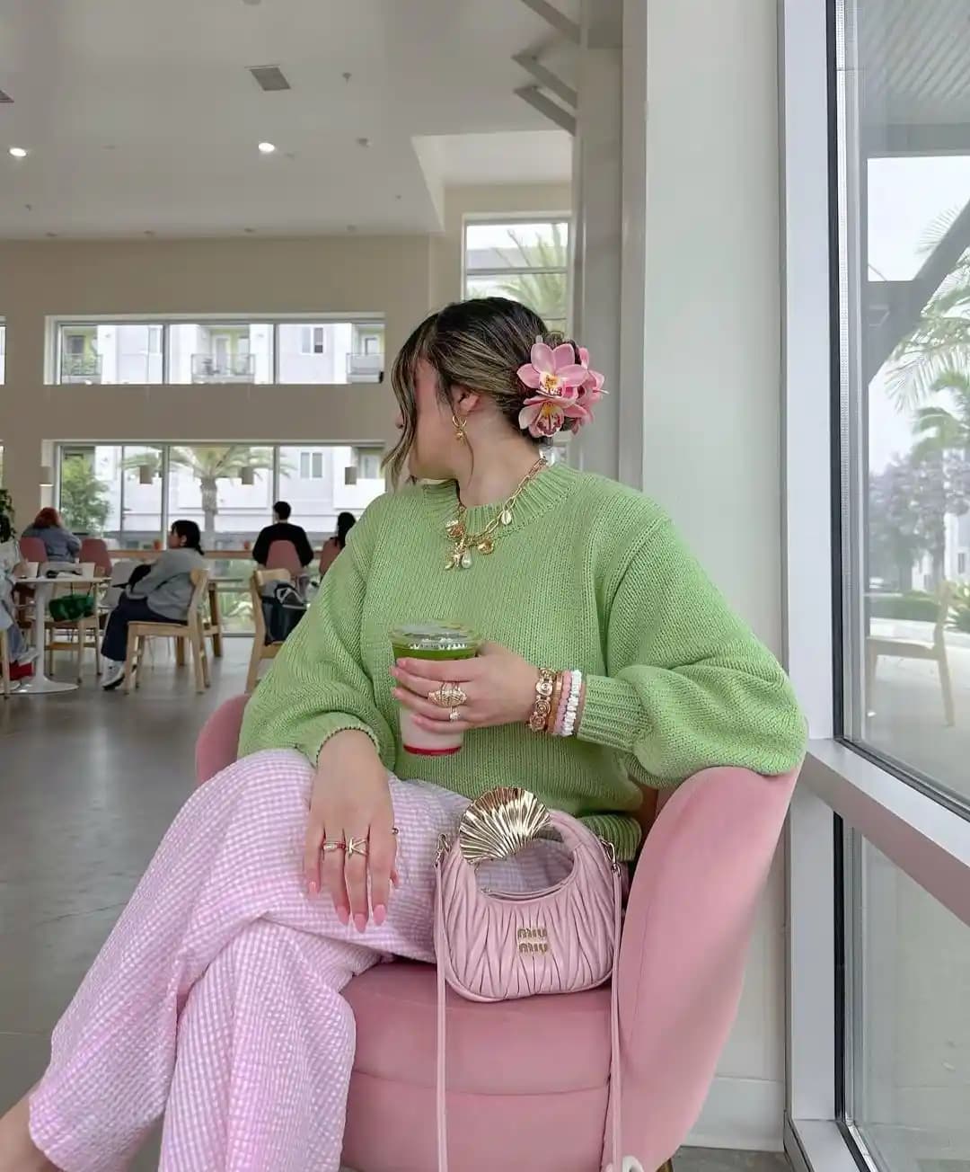 Kadın Moda Trendleri ve Stil Önerileri: Kıyafet Seçimi, Aksesuar Uyumu ve Fonksiyonel Kombinler