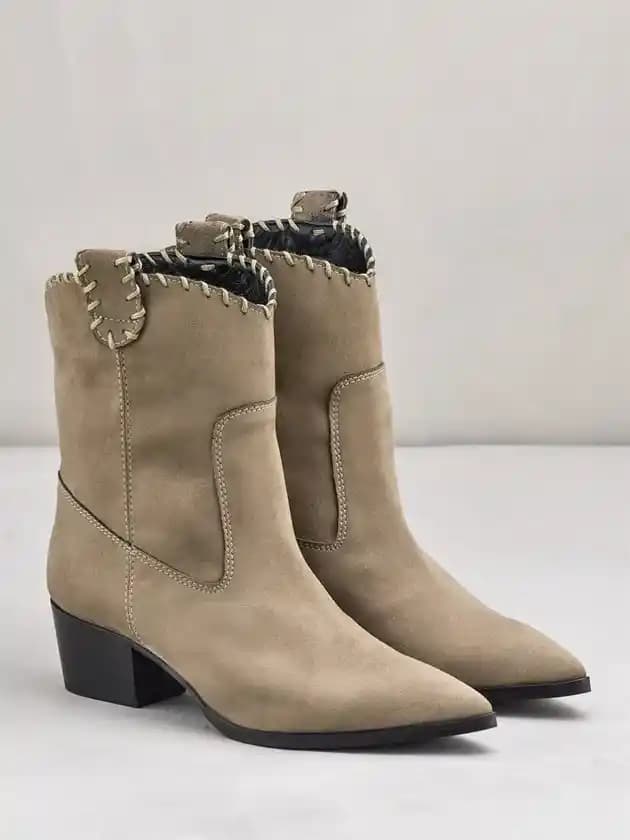 Kovboy Çizmeleriyle Şık ve Uyumlu Stil Oluşturmanın İpuçları ve Hataları