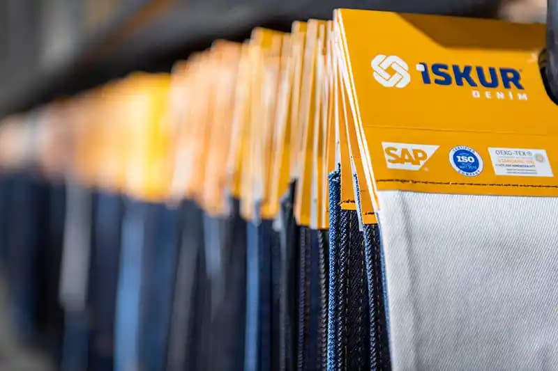 Raw Denim Kumaşlarda Kırışıklık, Ölçü Farkları ve Bakım Detayları
