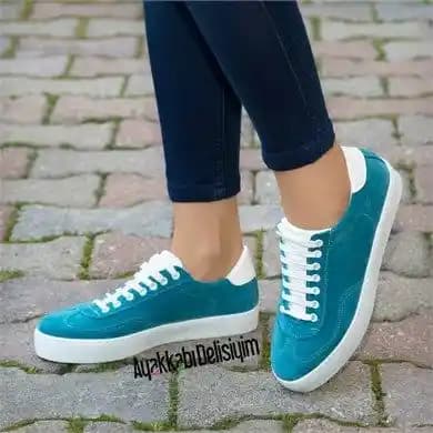 Turkuaz Ayakkabılarla Uyumlu Kombinasyonlar: Renk ve Stil Önerileriyle Şıklık