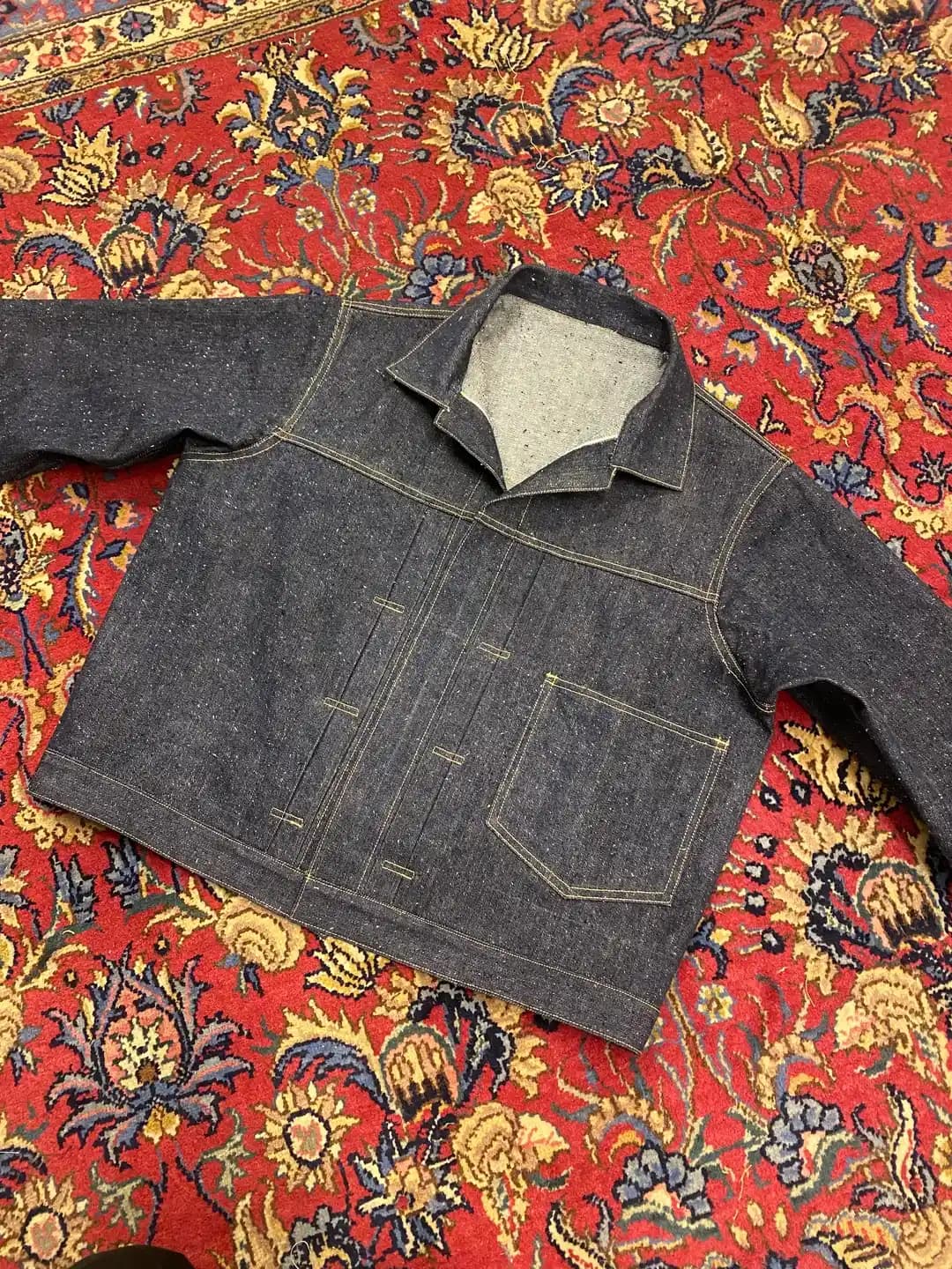 Type 1 Denim Ceket Tasarımı ve Üretim Süreci: Kumaş Seçimi ve El Dikişi Teknikleri