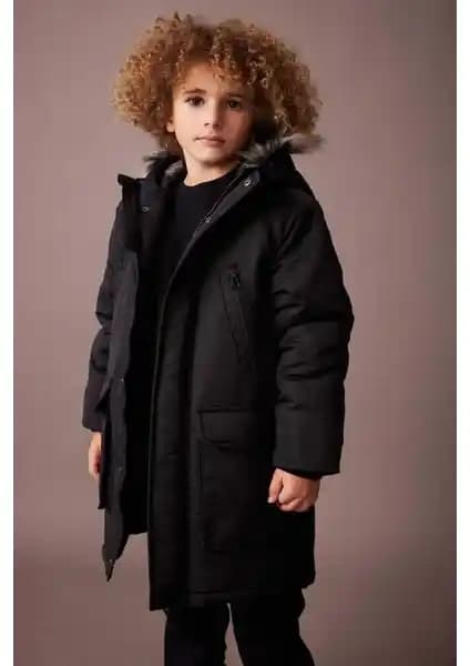 DeFacto Erkek Çocuk Montları Karşılaştırması: Sıcak ve Su Geçirmez Modellerin Özellikleri