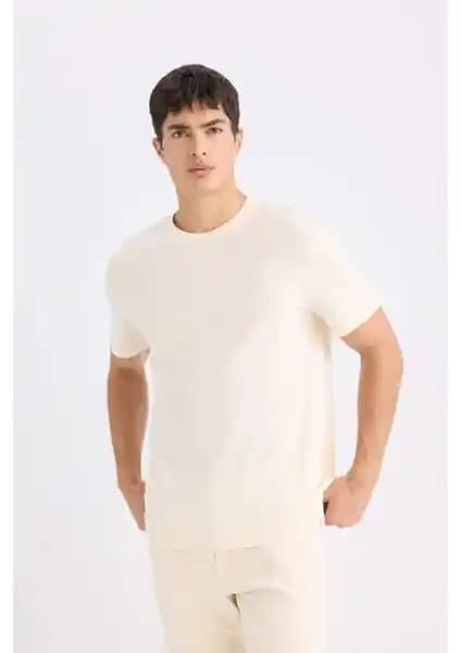 DeFacto ve Mavi Erkek Tişörtleri Karşılaştırması: Konfor ve Şıklık Arasındaki Farklar