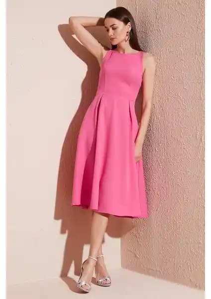 İki Şık ve Rahat Elbise Modelinin Karşılaştırması: Tasarım, Kumaş ve Kullanıcı Yorumları